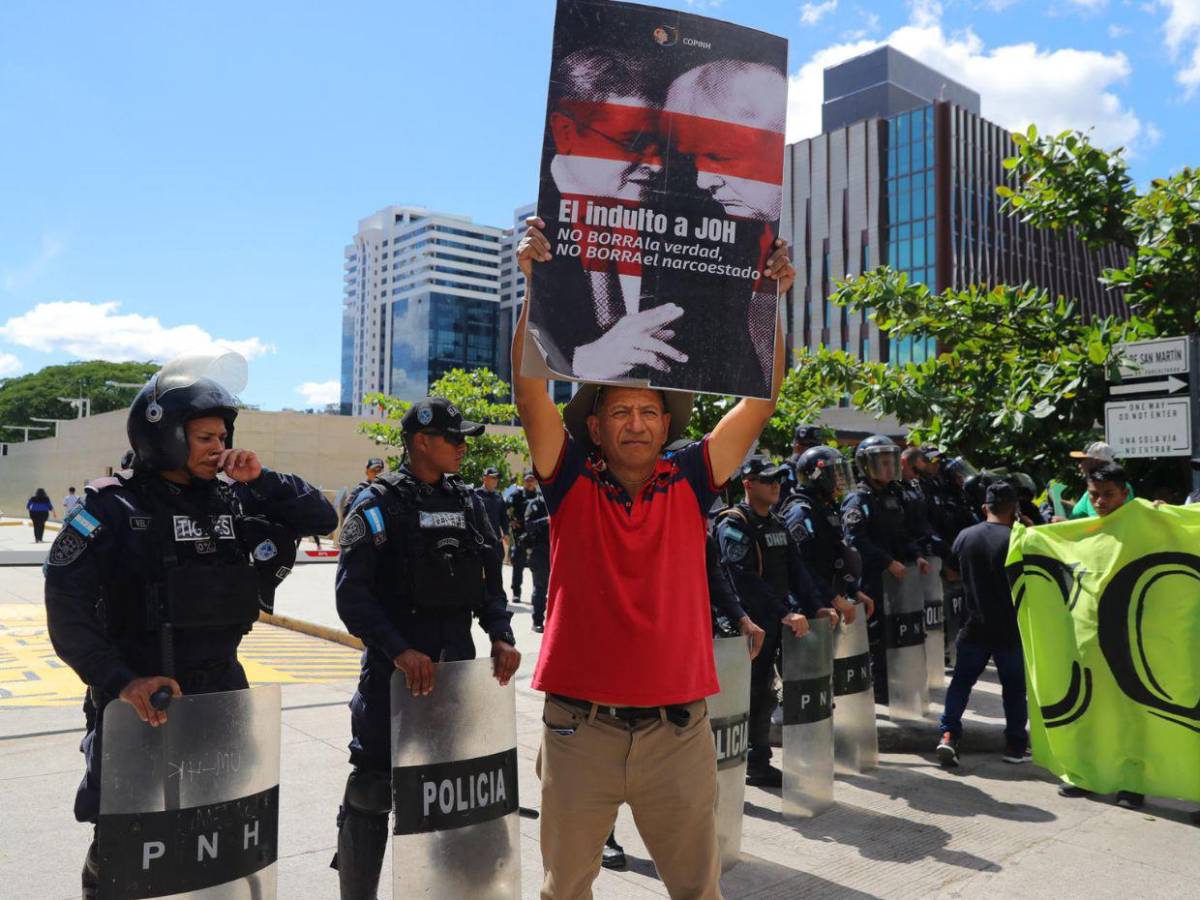 Protestan frente a Embajada de EE UU contra el indulto de Donald Trump a JOH