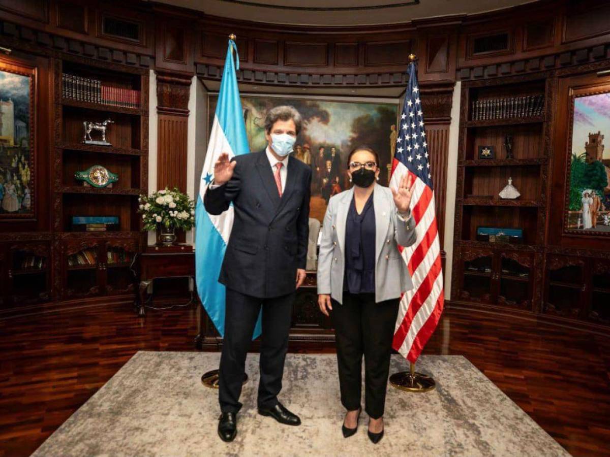 Xiomara Castro se reúne con José W. Fernández, subsecretario de Energía de EEUU