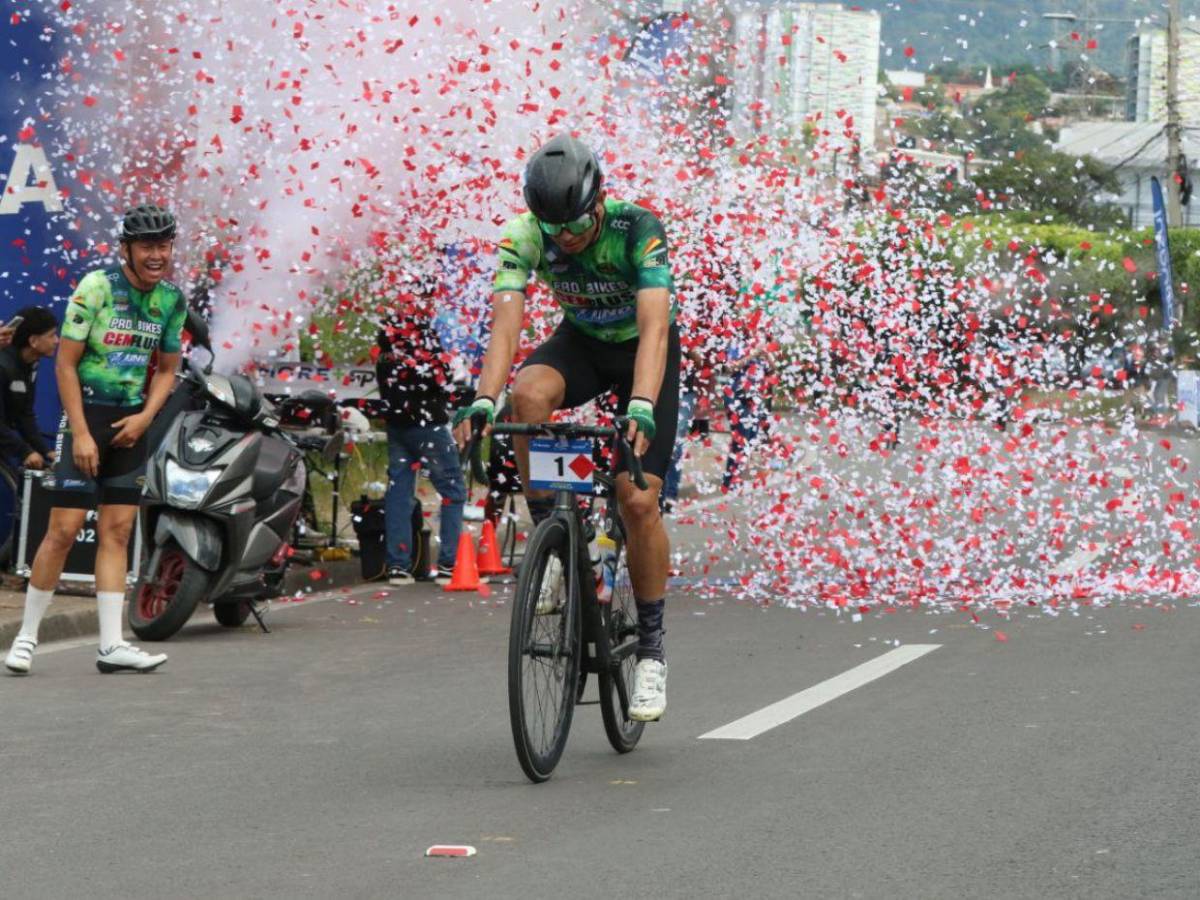 ¡Campeón! Héctor Menéndez es el ganador de la élite masculina en la Vuelta EL HERALDO 2025