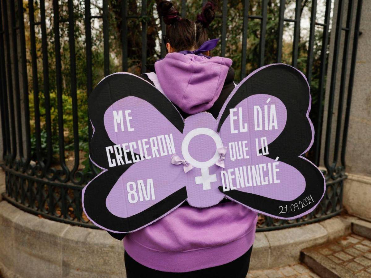 Las calles de Madrid se llenan de morado en multitudinaria marcha del 8M