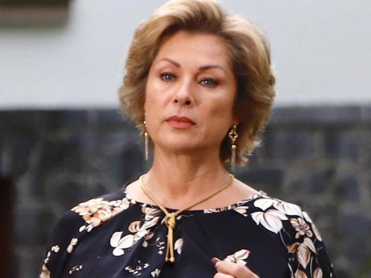 Critican a Leticia Calderón por tener a su mamá en un asilo