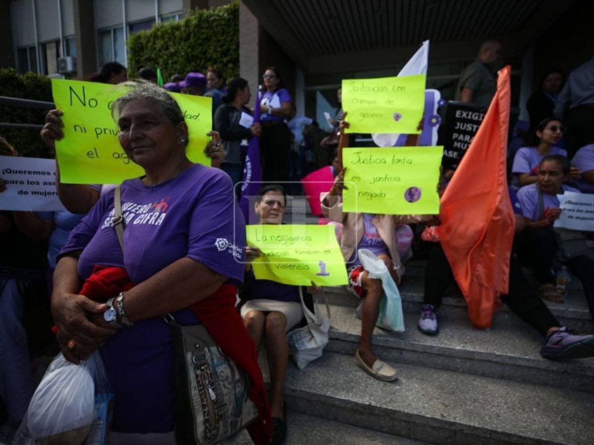 Colectivos feministas exigen justicia en los casos de femicidios frente a la Corte Suprema