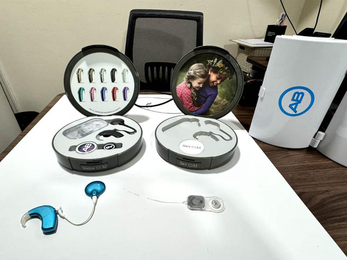 Compromiso y atención integral. El equipo médico del Centro Audiológico Auris se enfoca en mejorar la calidad de vida de los pacientes a través de soluciones auditivas personalizadas.