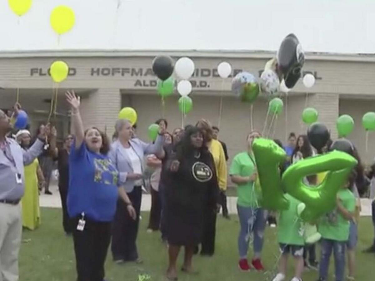 La ceremonia incluyó una vigilia y los globos elevados desde el patio del centro escolar.