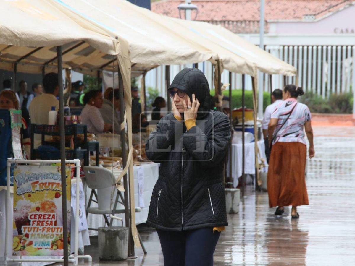 Lluvias intermitentes dejan calles mojadas y tránsito lento en Tegucigalpa