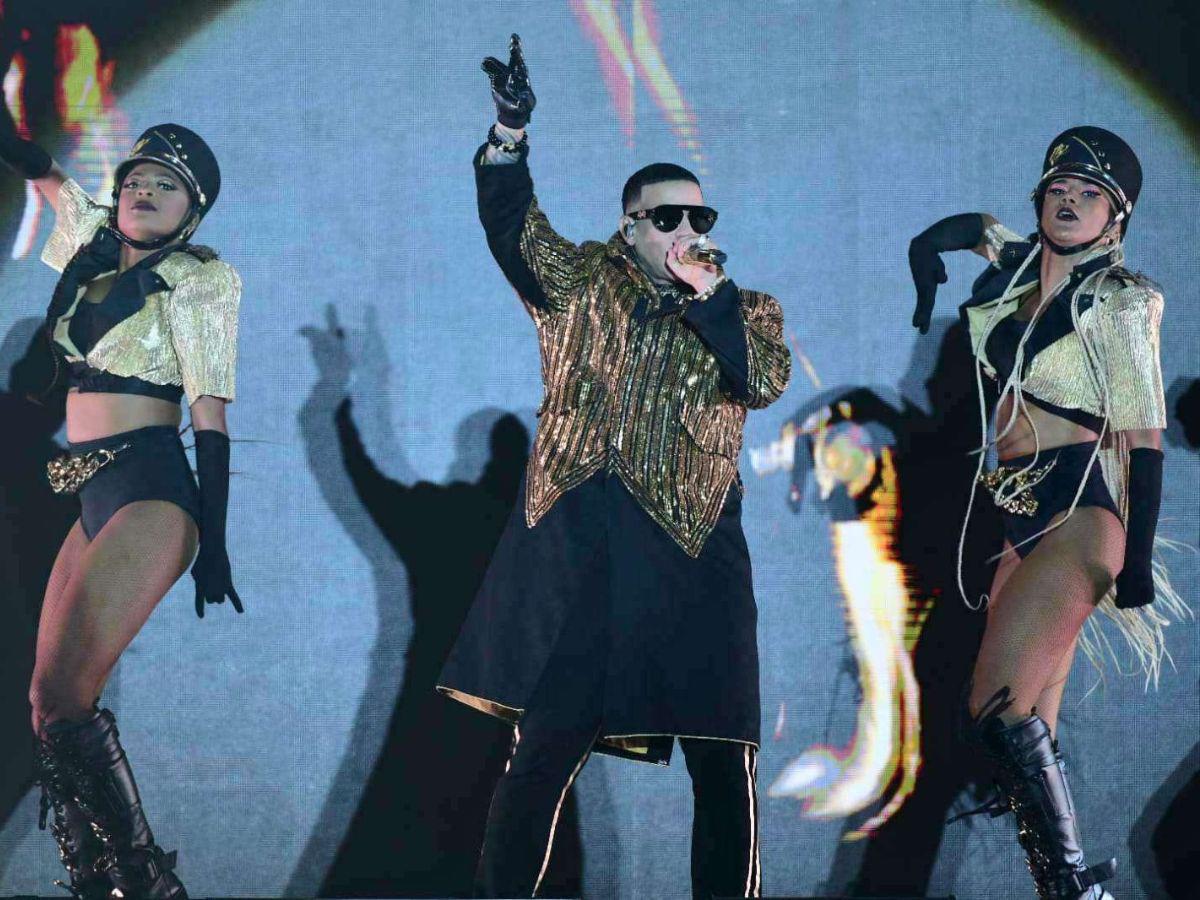 ‘El Cangri’ sorprendió con cambio de vestuario y energía en el escenario.