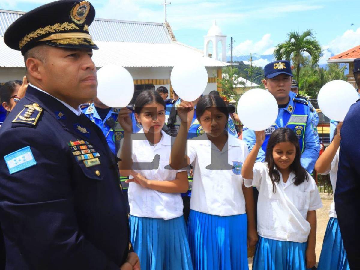 Entre globos y tambores despiden al inspector Kevin Pérez en su entierro