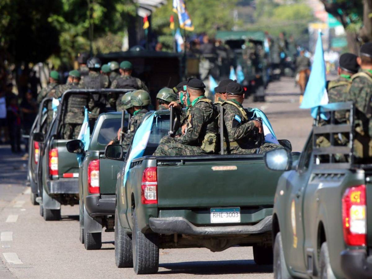 En medio de tensión política, FF AA realiza desfile militar para conmemorar bicentenario del Ejército
