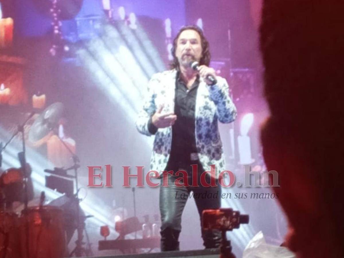 Pese a la lluvia, capitalinos disfrutan el concierto de Marco Antonio Solís