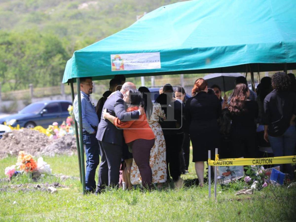 Doloroso último adiós a Claudia Garay, víctima del trágico derrumbe en la capital