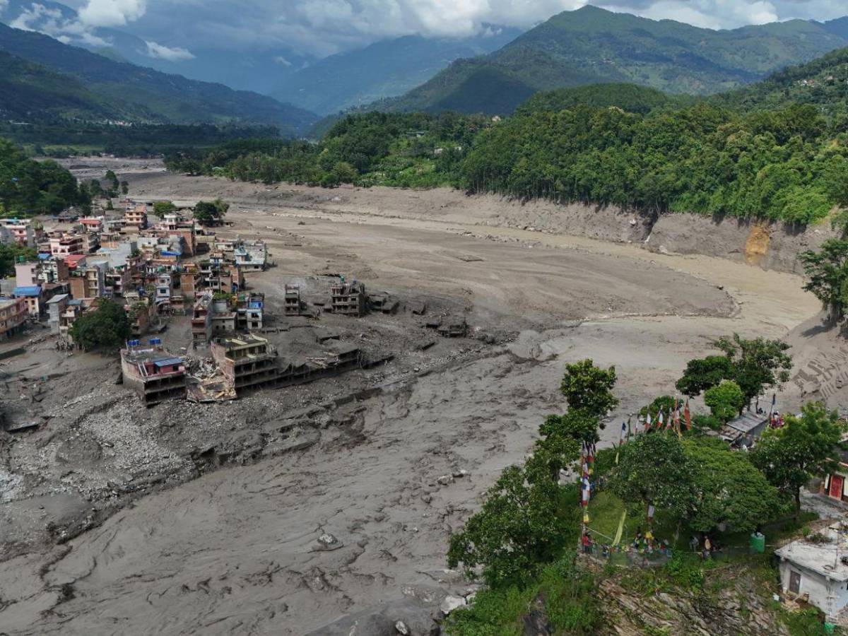 Casi 100 muertos y más de 700 desaparecidos: el desastre de la riada en Nepal