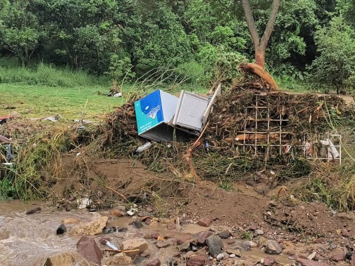 No vi esto ni en el Mitch: más de 15 carros arrastrados y casas derrumbadas en Río Abajo