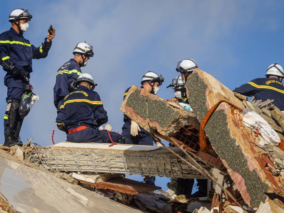 Dolorosas fotos: continúan los intentos de rescatar sobrevivientes tras terremotos en Venezuela