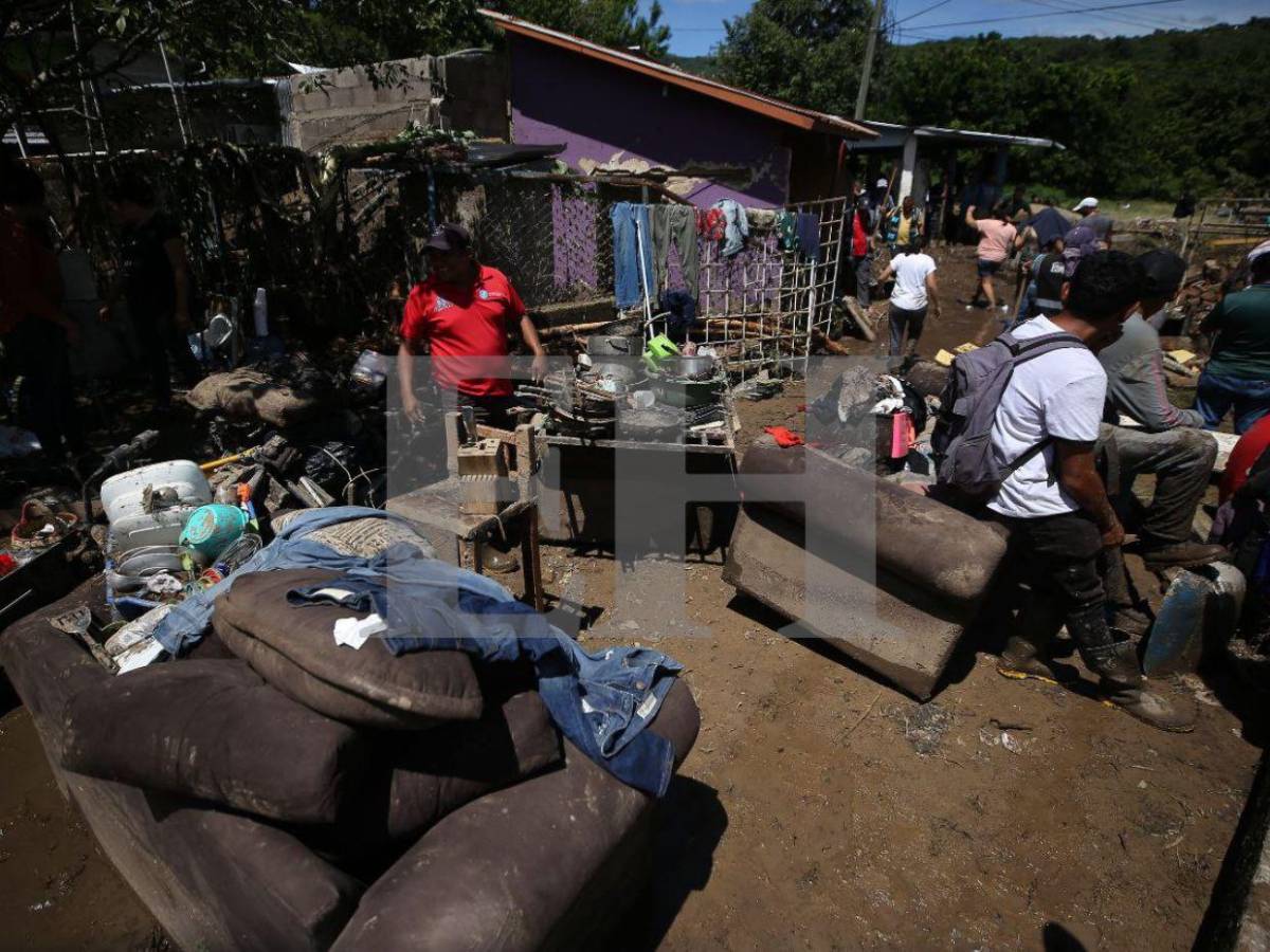 Casas inundadas y carros volcados: el caos en Río Abajo por las lluvias