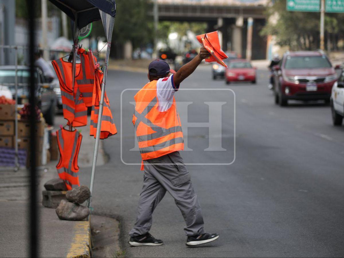 ¿Está autorizado el arnés en motociclistas y qué colores de chaleco reflectivo debes usar?