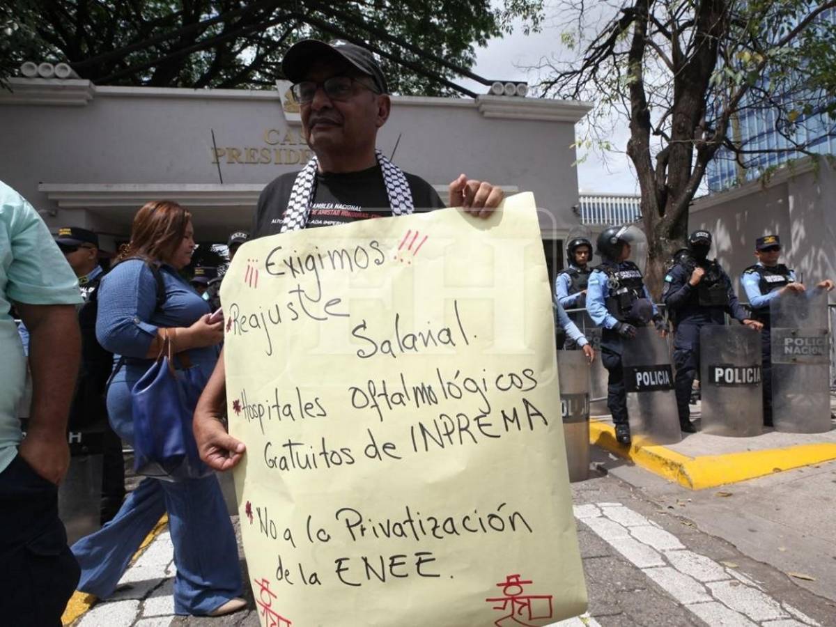Si ya es ley, ¿Por qué no pagan?: el reclamo de docentes frente a Casa Presidencial