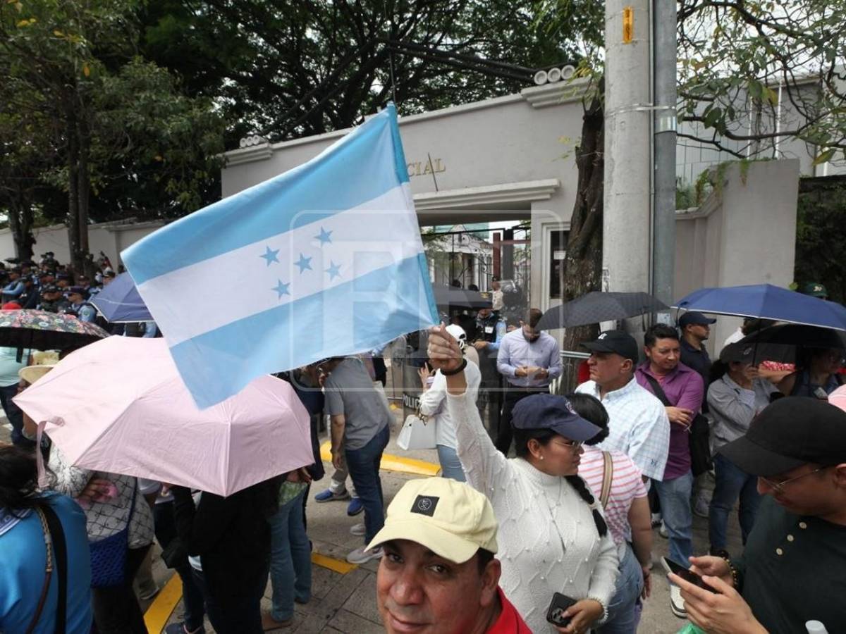 Si ya es ley, ¿Por qué no pagan?: el reclamo de docentes frente a Casa Presidencial