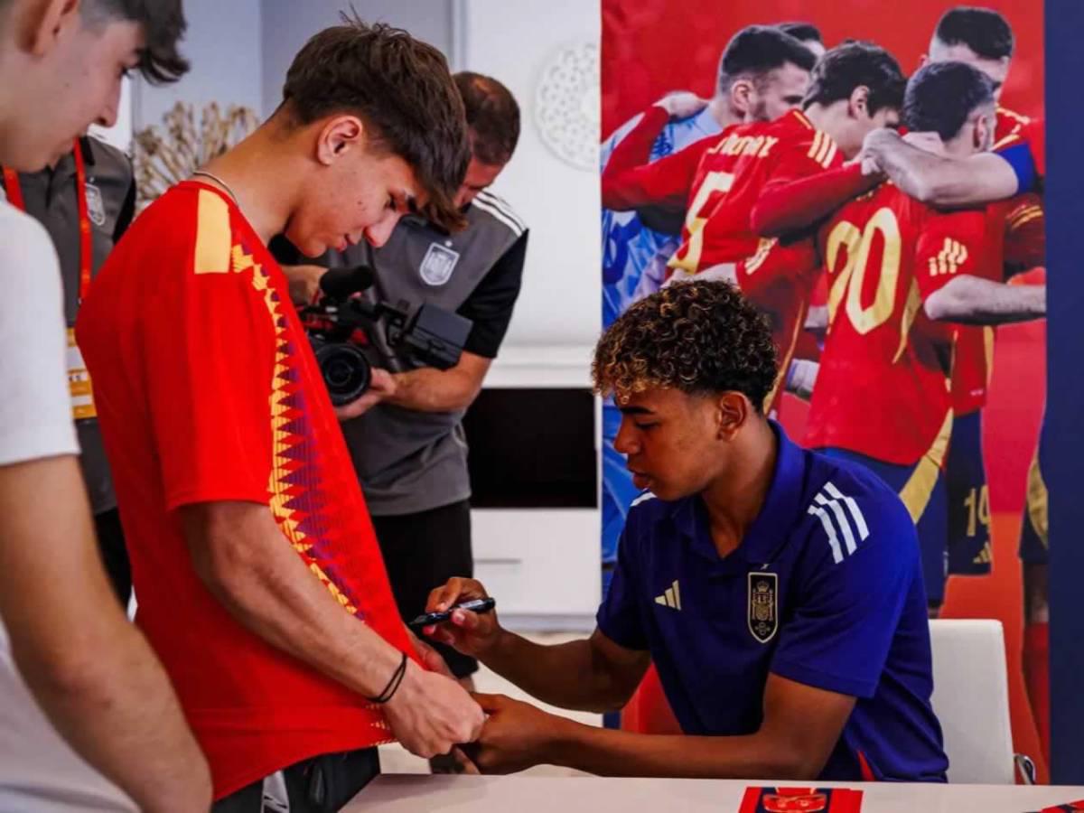 Prohibido: Lamine Yamal tiene enfurecidos a todos en Barcelona por gesto contra los aficionados