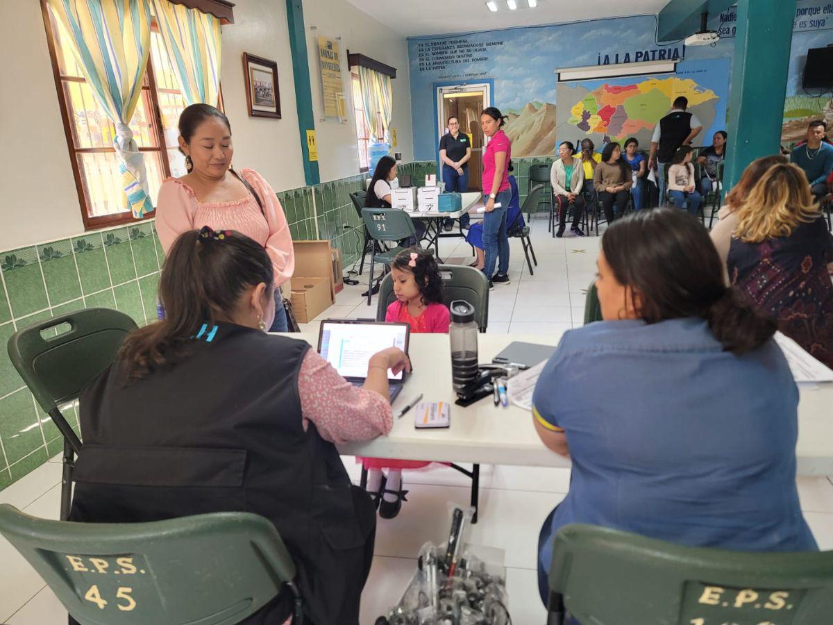 Sedesol entrega carné a personas con discapacidad visual en la escuela Pilar Salinas