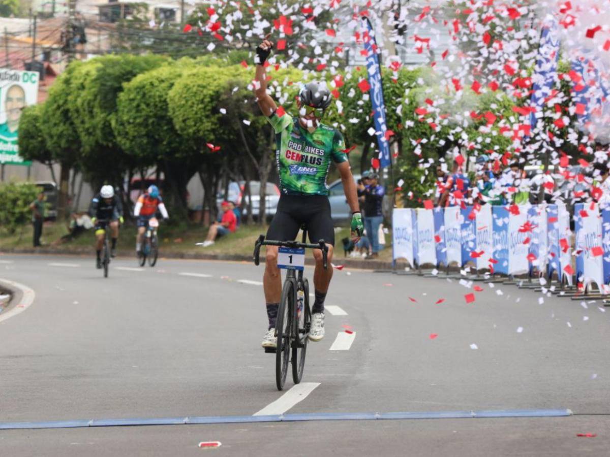¡Campeón! Héctor Menéndez es el ganador de la élite masculina en la Vuelta EL HERALDO 2025