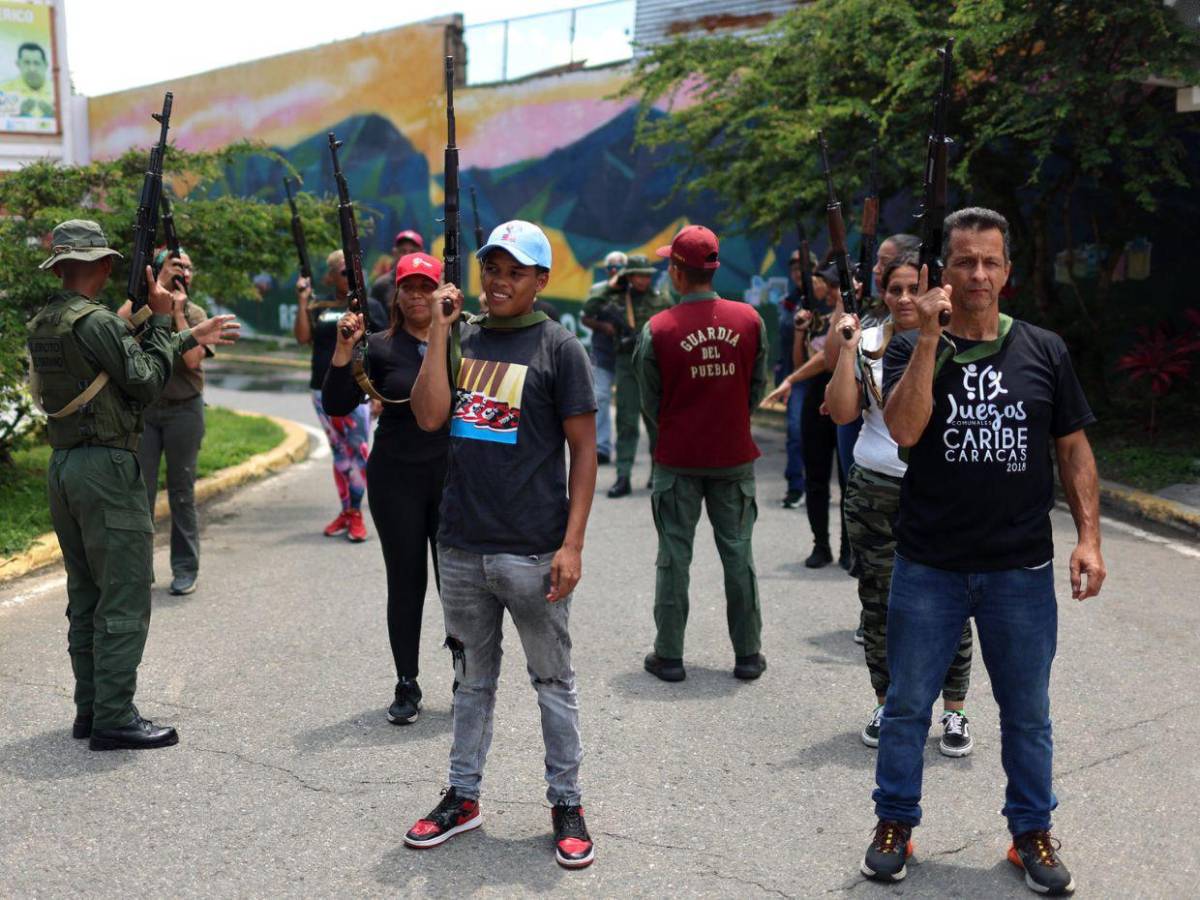 Hasta señoras aprenden a usar armas en comunidades de Caracas, Venezuela