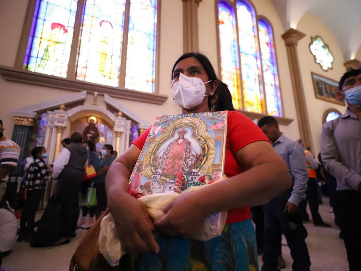 Sin importar la distancia y las dificultades, pero con corazones llenos de fe y amor hacia la Madre de los hondureños, cientos de personas llegaron a la <b>Basílica de Suyapa</b> para contemplar la piedad de sus ojos y su infinita ternura.