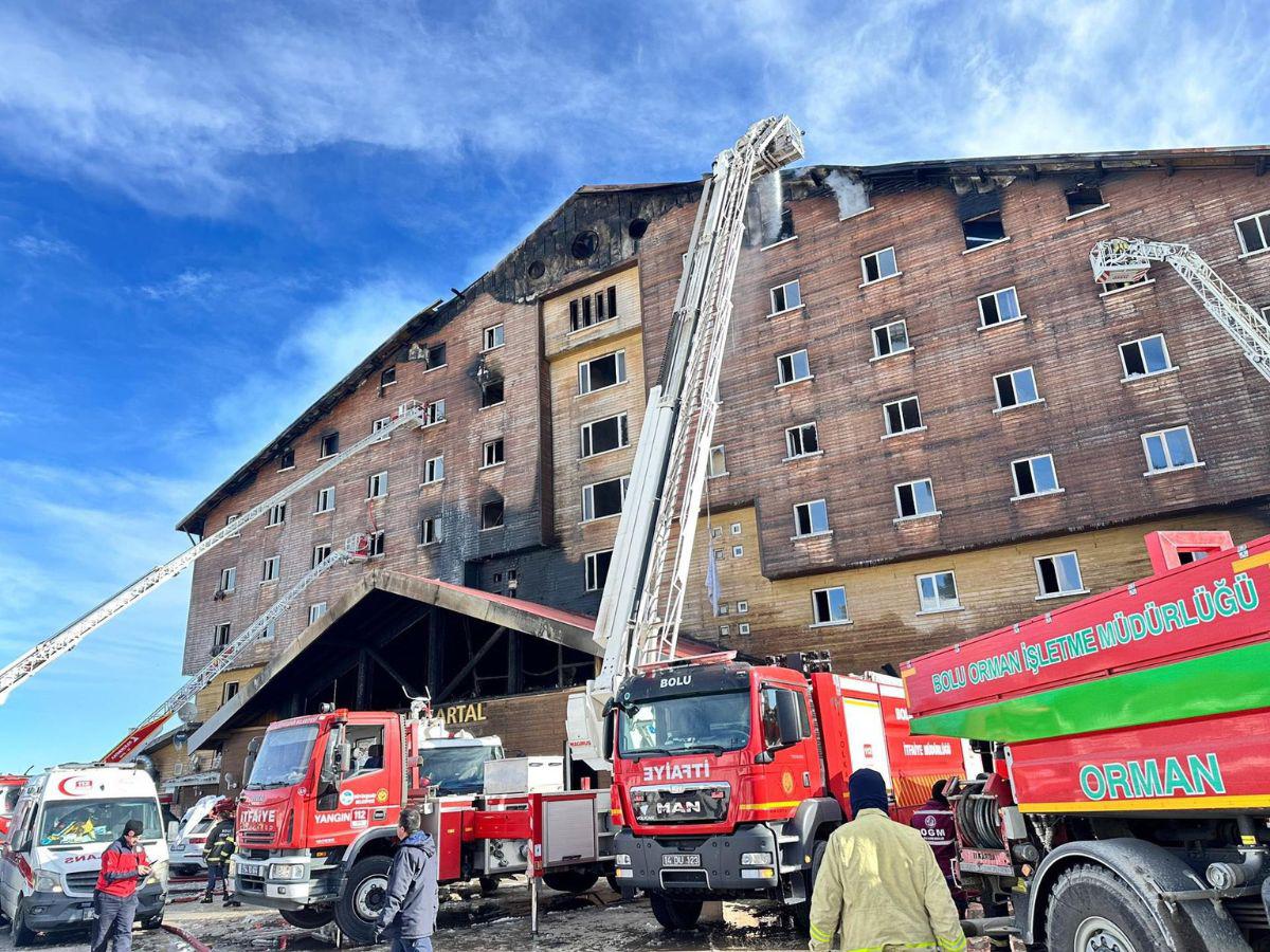 Voraz incendio en hotel de Turquía deja unas 69 personas muertas