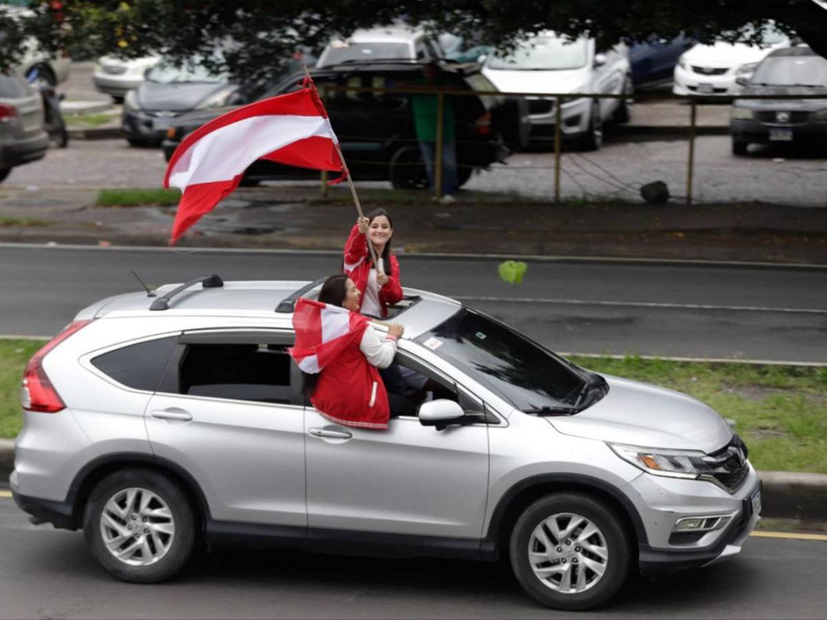 Salvador Nasralla lidera caravana en bulevar Fuerzas Armadas de Tegucigalpa