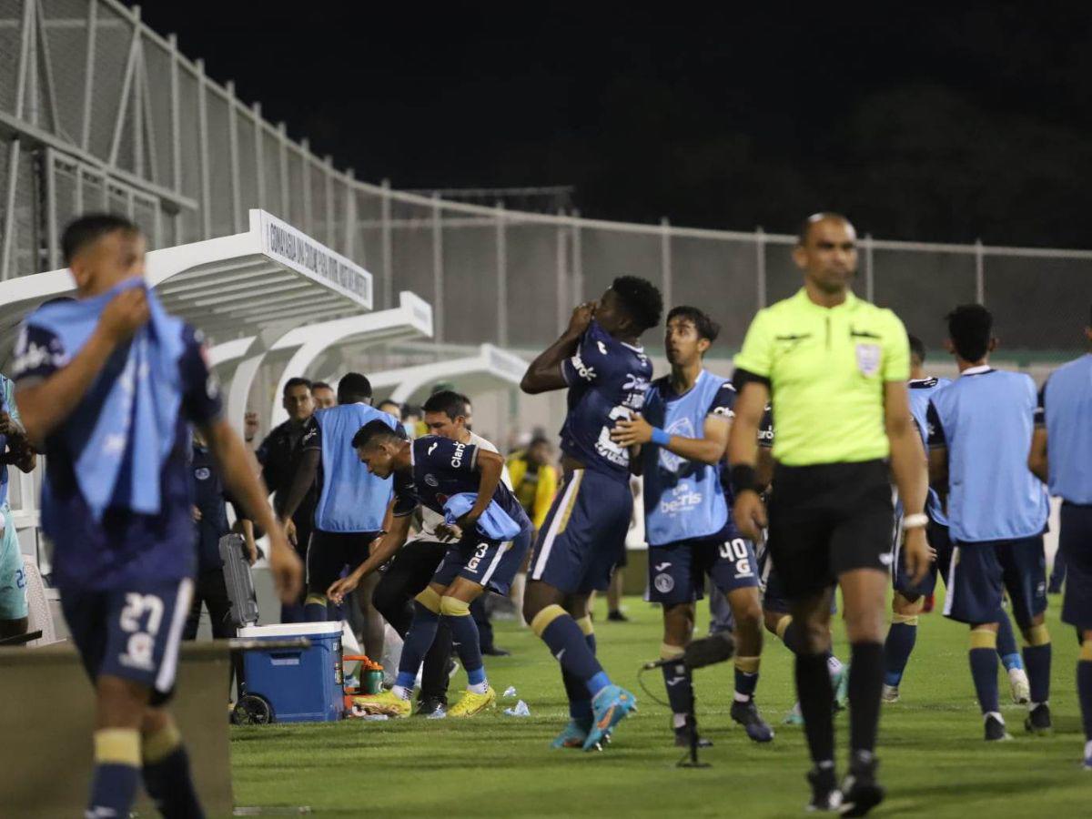 Jonathan Núñez celebra en la primera imagen el gol que le marcó a Buba.