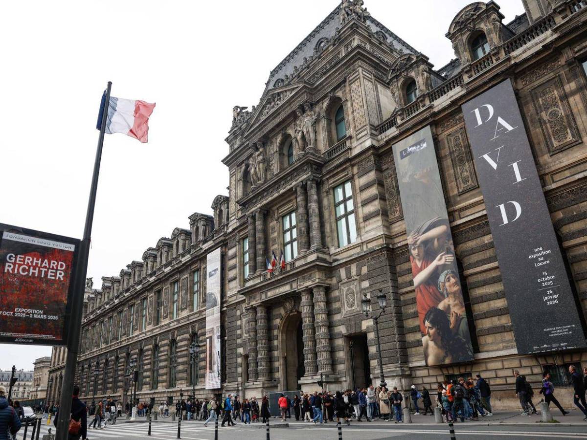 Cuatro ladrones y siete minutos: Lo que se sabe del robo de joyas de la corona francesa en el Louvre