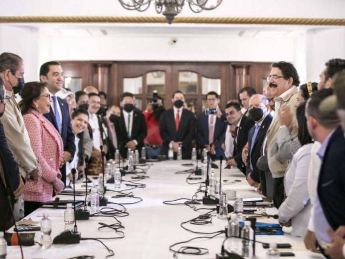 Presidenta Castro pide a ministros un listado de puestos vacantes para dar trabajo a bases de Libre