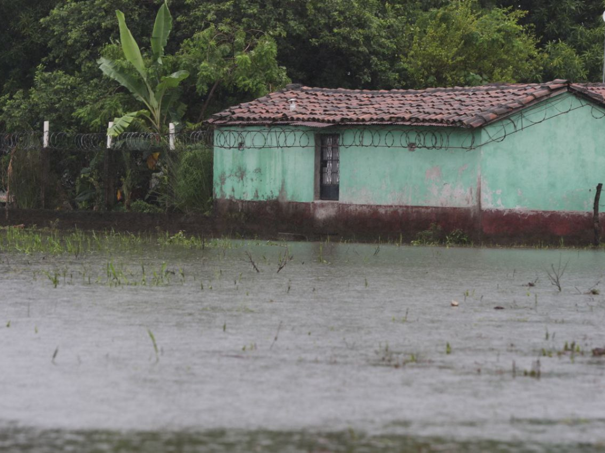 En riesgo seis departamentos del país por fuertes lluvias ; hay personas heridas