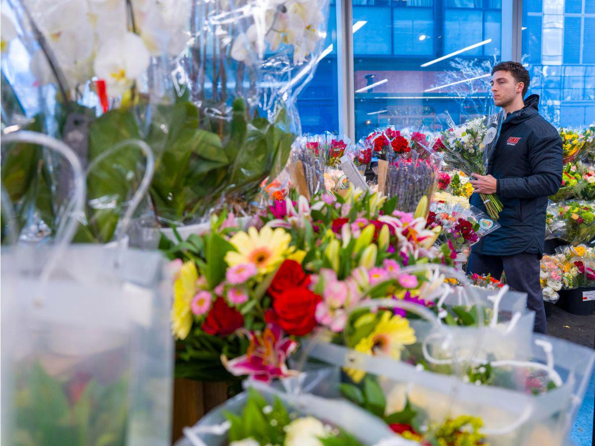 Menos parejas y más amor propio: San Valentín se reinventa en EE UU