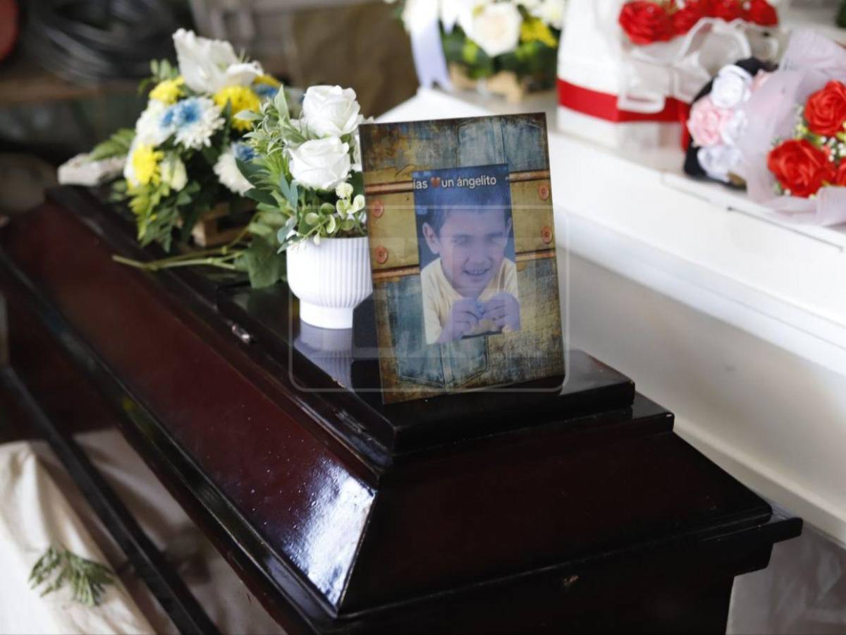Un ataúd junto al otro: velan cuerpos de los cinco hermanos víctimas de incendio en SPS