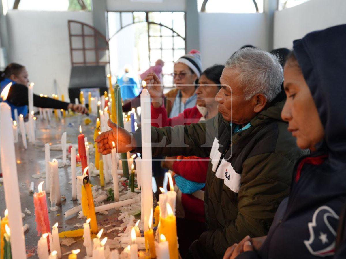 Ofrendas florales y velas: feligreses llegan para el aniversario de la Morenita