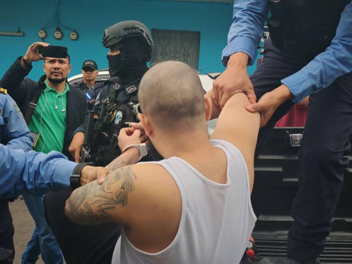 Con tatuajes de la Pandilla 18 en la cabeza y el rostro: “Atrevido” y “Cachorro”, capturados en Tegucigalpa
