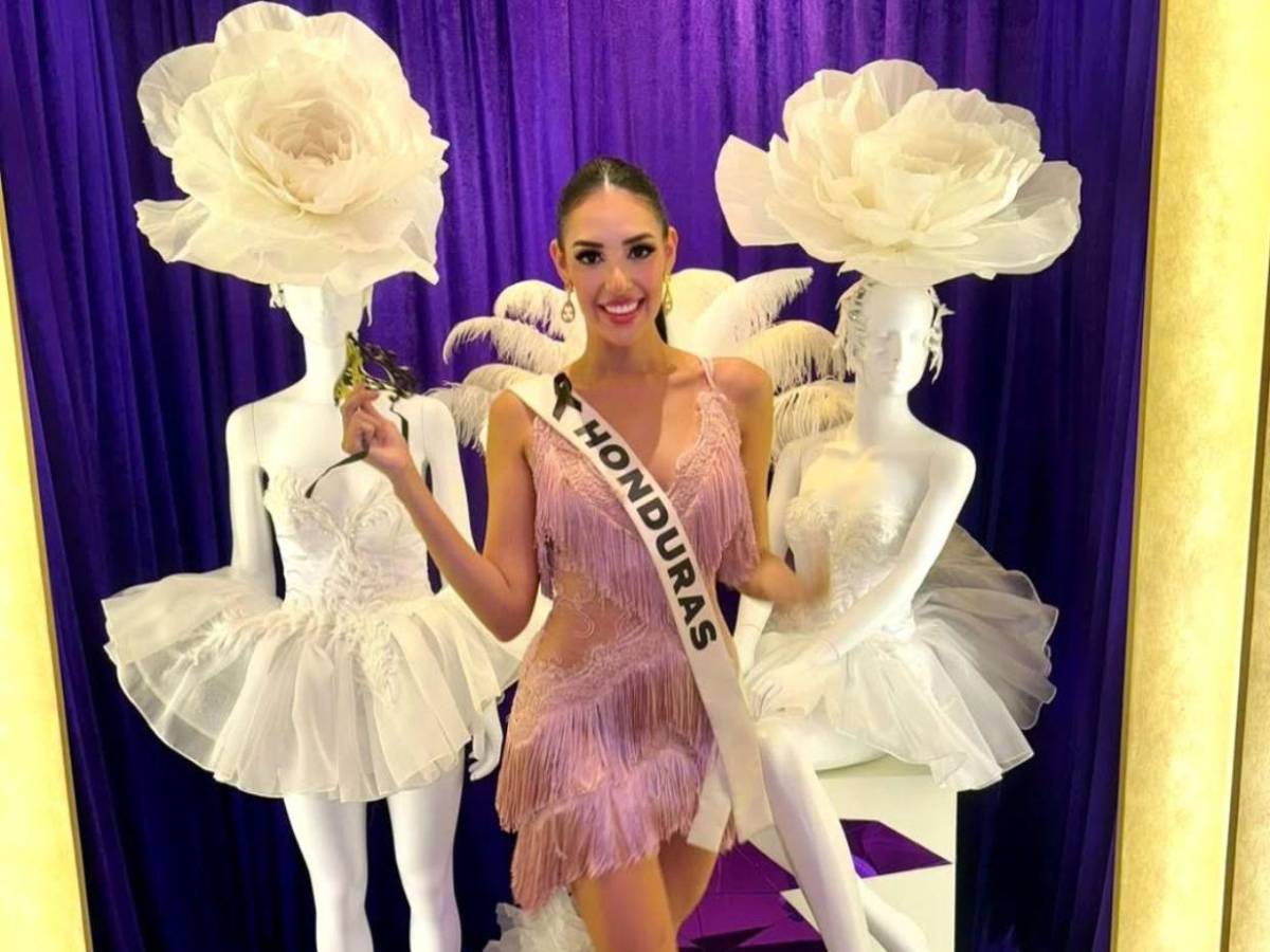 Alejandra Fuentes deslumbró con look azul y brillante en entrevista con jurado de Miss Universo