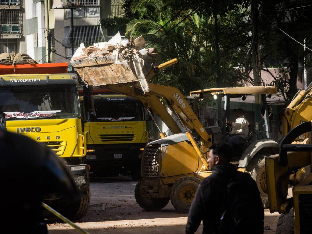 Bajo escombros buscan en Caracas a más víctimas tras los terremotos en Venezuela