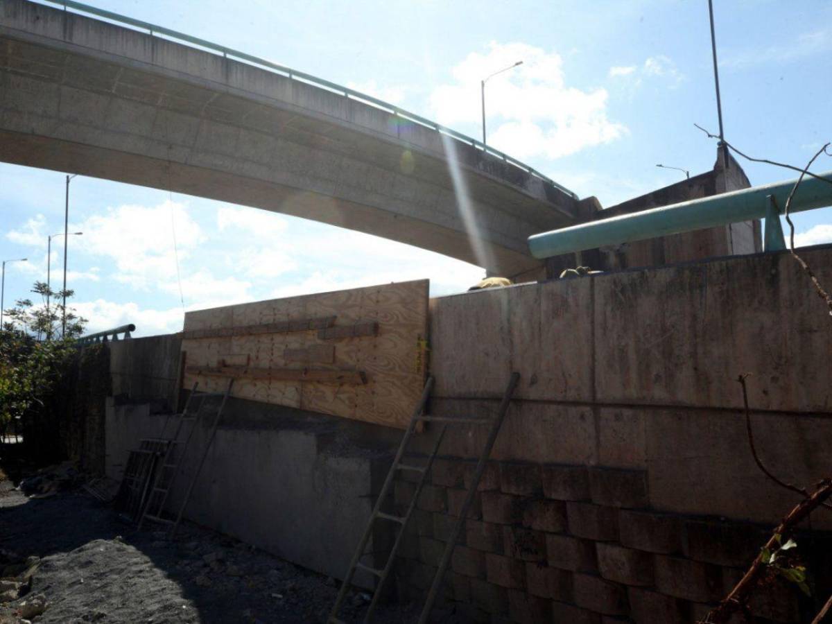 Realizan trabajos de restauración en el puente a desnivel Juan Manuel Gálvez Realizan trabajos de restauración en el puente a desnivel Juan Manuel Gálvez