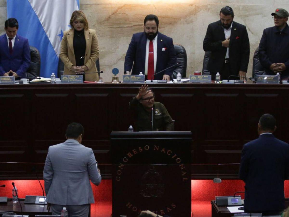 Entre risas y abrazos, así reciben al padre Leopoldo Serrano en el Congreso Nacional
