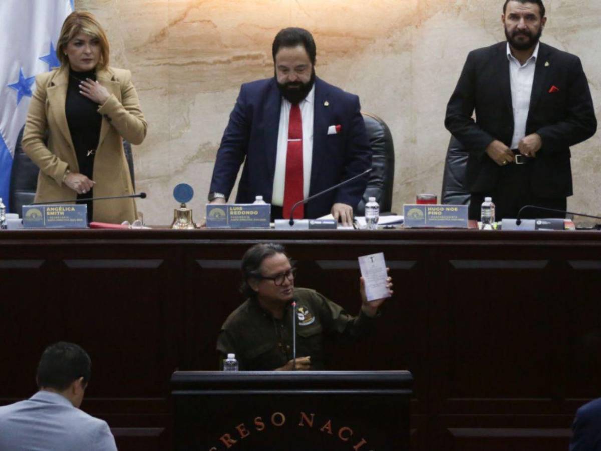 Entre risas y abrazos, así reciben al padre Leopoldo Serrano en el Congreso Nacional
