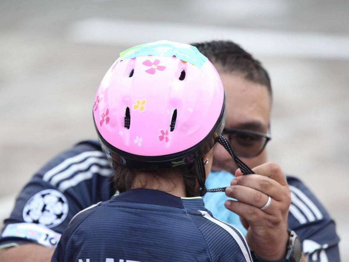 Padres animan a sus pequeños y comparten su emoción en la Vuelta Infantil 2025