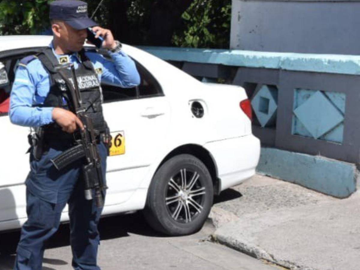 Entre llanto y dolor, familiares identifican a taxista asesinado en La Reforma