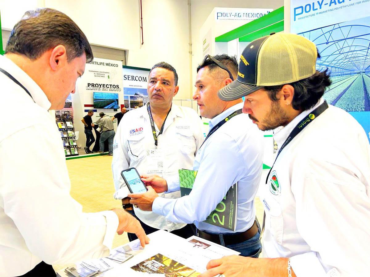 <i>Representantes USAID a través de Agronegocios Sostenibles intercambian ideas durante GreenTech Americas 2024, destacando su compromiso con la sostenibilidad agrícola.</i>