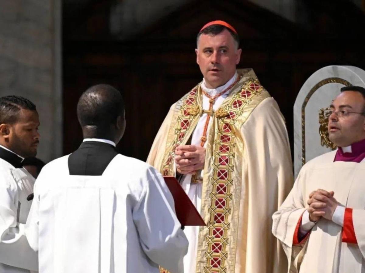 Más de 110 cardenales rezan ante la tumba del papa Francisco en Roma