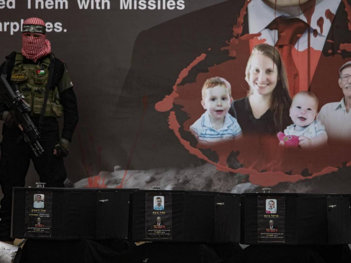 Shiri Bibas y sus pequeños, Ariel y Kfir, los cuerpos de rehenes entregados por Hamás Shiri Bibas y sus pequeños, Ariel y Kfir, los cuerpos de rehenes entregados por Hamás