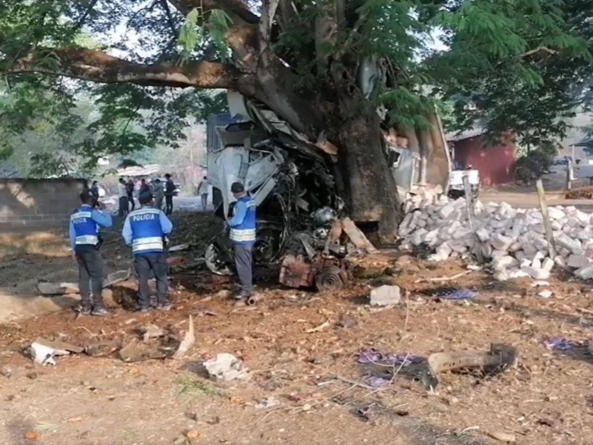 Tres personas muertas dejó accidente de rastra en Campamento, Olancho