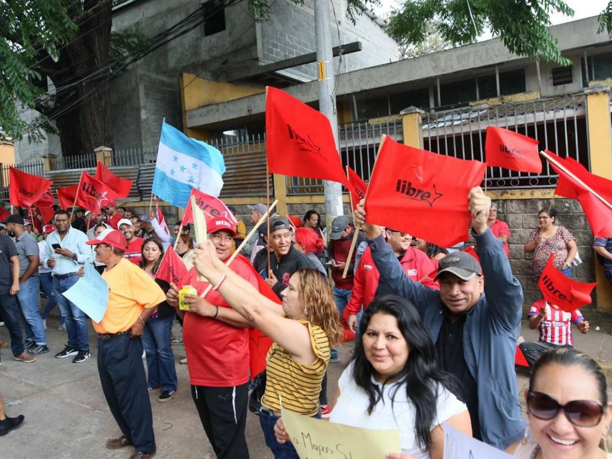 Apoderándose de los portones, colectivos de Libre impiden entrega de ofertas para TREP