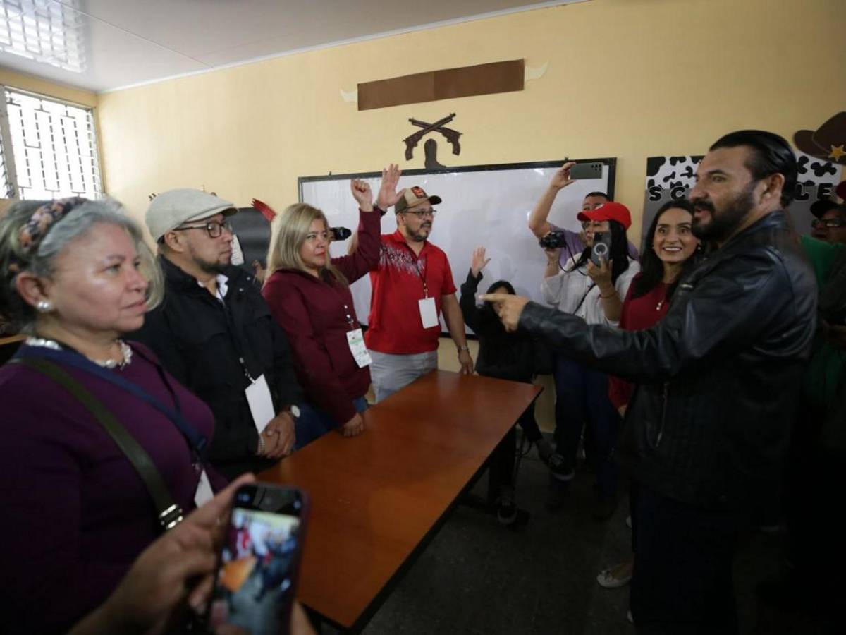 Rasel Tomé recuerda su “patada” a Jorge Cálix en su camiseta al ir a votar
