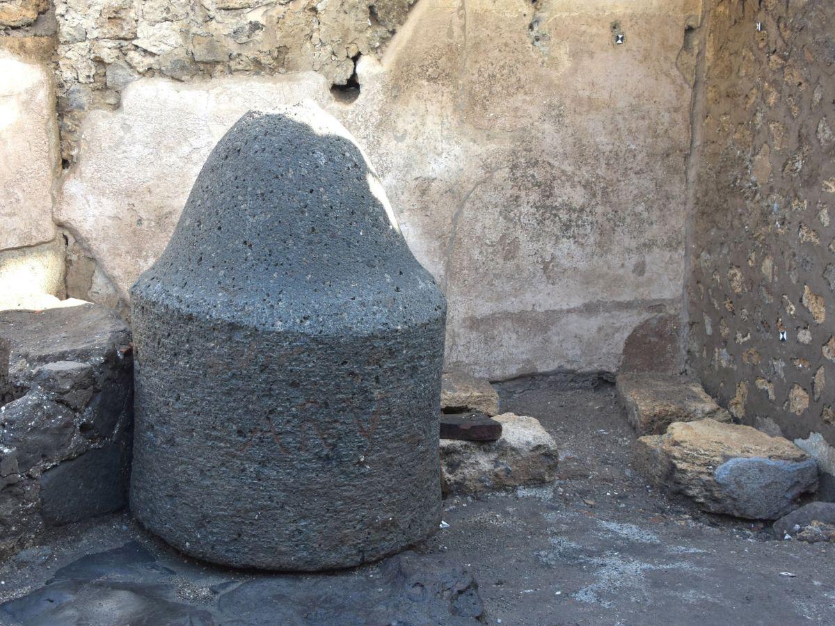 $!Dentro de un molino en Pompeya, donde esclavos y burros vivían juntos, trabajando para moler grano para pan. (Parco Archeologico Di Pompei/vÍa Reuters).